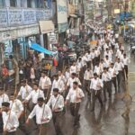 जोरदार बारिश के बीच निकला राष्ट्रीय स्वयंसेवक संघ (RSS) का पथ संचलन।
