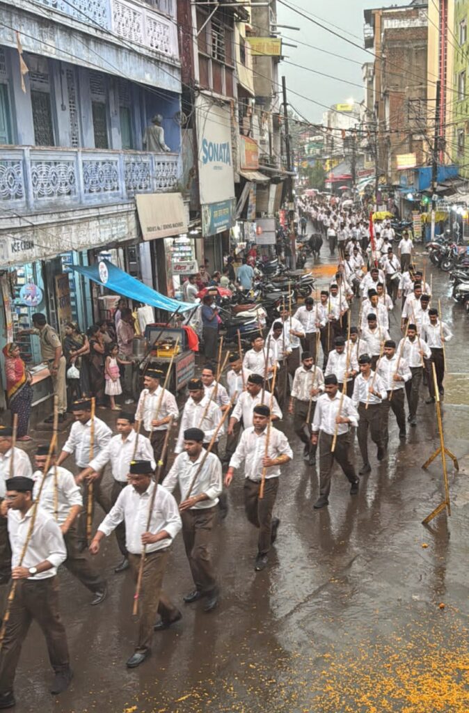 जोरदार बारिश के बीच निकला राष्ट्रीय स्वयंसेवक संघ (RSS) का पथ संचलन।